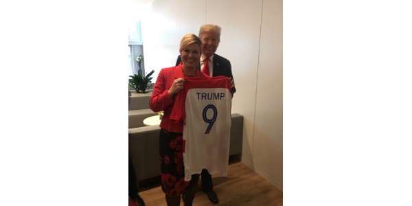 Presidente do sexo feminino croata envia Camisolas para Theresa Mary May